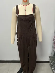 Vista frontal de un elegante peto de pana marrón en un maniquí de estudio profesional
