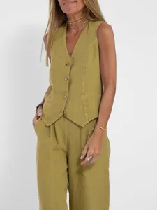 Detailansicht eines schicken olivgrünen Sets aus Leinengilet und weiten Hosen für Damen