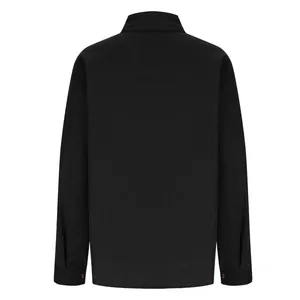 Gedetailleerd achteraanzicht van een zwart oversized corduroy overhemdjack voor dames.