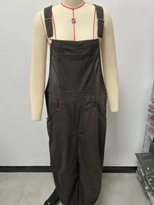 Detalle de peto cargo de pana holgado para mujer en marrón oscuro para otoño invierno