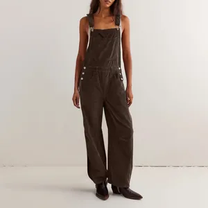 Vista detallada completa del peto de pana marrón oscuro para mujer con diseño ancho
