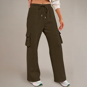 Gedetailleerd overzicht van een donker olijfgroene dames cargo joggingbroek met trekkoordsluiting