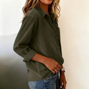 Detail van olijfgroen corduroy damesoverhemd met lange mouwen en gestreepte textuur