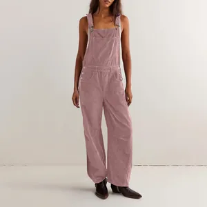 Detalle de peto de pana rosa con un corte relajado y diseño de pierna ancha para mujer