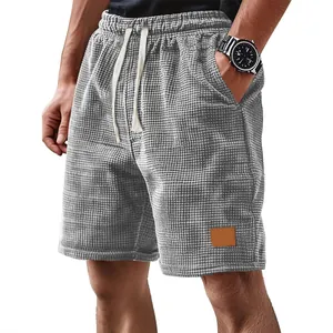Pantalones cortos informales para hombre con cuadros pequeños, cordón y parche de cuero