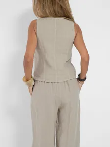 Detaillierte Rückansicht eines modischen Sets aus Baumwoll-Leinen mit Weste und weiter Hose