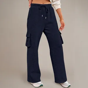 Detailweergave van de marineblauwe cargo sweatpants met wijde pijpen en trekkoord