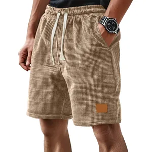 Pantalones cortos casuales para hombre de punto gofrado marrón con cordón y parche de cuero.