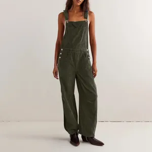 Vista de cuerpo completo de un mono de pana verde oscuro para mujer en un estudio de foto