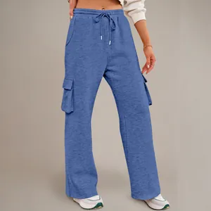 Detailweergave van blauwe cargo joggingbroek met trekkoord en een stijlvolle wijde pijp