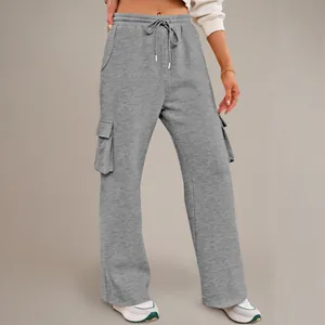 Detail van grijze cargo joggingbroek met trekkoord en klepzakken voor dames