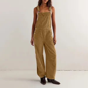 Peto holgado de pana para mujer en color camel, perfecto para un look casual de otoño