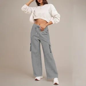 Volledig overzicht van grijze cargo-joggingbroek met trekkoord voor sportieve look