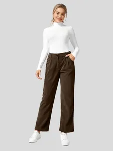 Volledig vooraanzicht van bruine corduroy broek met hoge taille voor dames, casual stijl