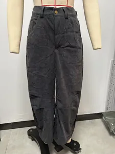 Detalle que muestra el ajuste recto y la pana de los pantalones de cintura alta mujer