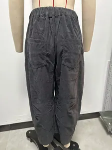 Vista detallada de la parte trasera de un pantalón de pana gris oscuro de tiro alto.
