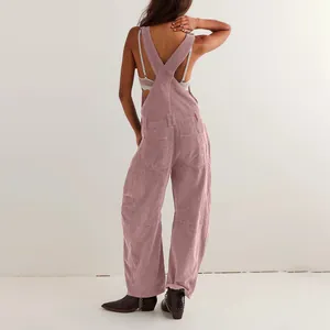Vista trasera de un peto de pana rosa palo holgado para mujer en un estudio profesional