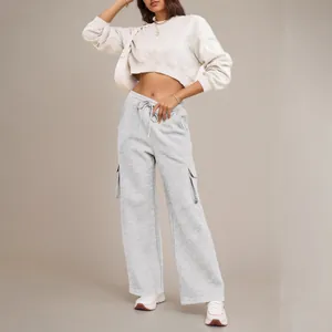 Grijze wijde cargo joggingbroek met trekkoord en beige cropped sweatshirt outfit.