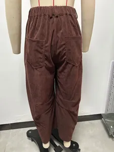 Vista trasera de pantalones de pana marrón de talle alto y corte recto para mujer
