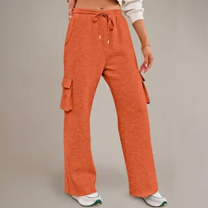 Detailweergave van oranje cargo joggingbroek met hoge taille, trekkoord en klepzakken