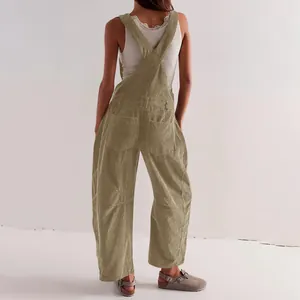 Vista detallada de peto de pana suelto para mujer con diseño de correas cruzadas.
