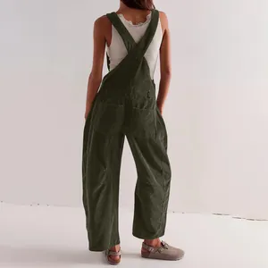 Vista trasera de un peto de pana verde oscuro para mujer, diseño holgado y cruzado