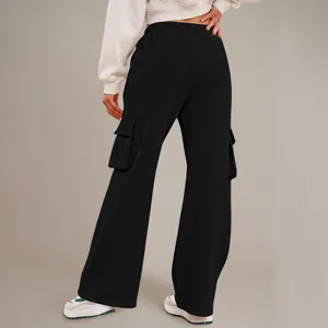 Achteraanzicht van zwarte cargo-joggingbroek voor dames met zakken en een relaxte pasvorm.