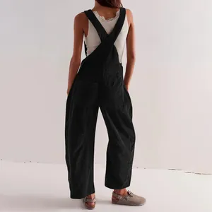 Vista trasera de peto de pana negro para mujer con tirantes cruzados y holgado