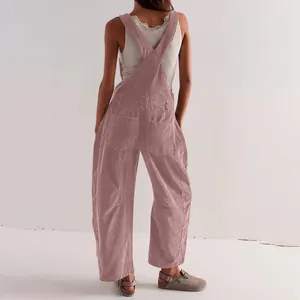 Vista trasera de un peto de pana rosa con tirantes cruzados y grandes bolsillos para mujer.