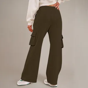 Achteraanzicht van de donkerbruine effen sportieve cargo joggingbroek met grote zakken.