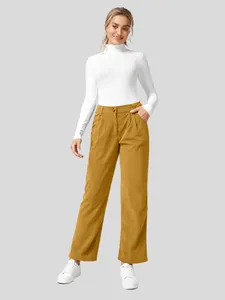 Detailweergave van een mosterdgele corduroy broek met hoge taille op een model