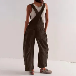 Vista trasera de peto de pana marrón con tirantes cruzados y diseño de pierna ancha