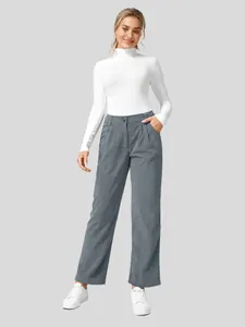 Gedetailleerde weergave van de grijze corduroy broek met hoge taille en rechte pijpen herfst