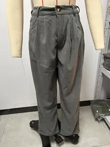 Detail van een grijze corduroy broek met hoge taille op de torso van een etalagepop