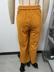 Detailweergave van een mosterdgele corduroy broek met hoge taille en wijde pijpen op pop