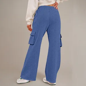 Achteraanzicht van blauwe cargo joggingbroek met zijzakken en een ontspannen pasvorm