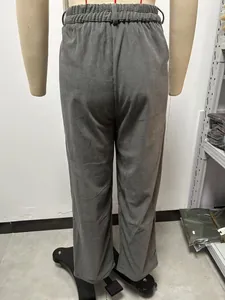 Gedetailleerd achteraanzicht van deze corduroy broek met hoge taille en rechte pijpen grijs