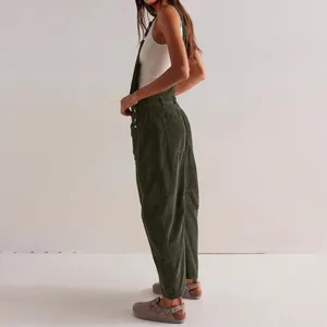 Perfil lateral de un mono peto de pana verde oliva para mujer con un estilo de ajuste holgado