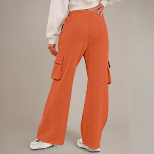 Achteraanzicht van comfortabele oranje cargo joggingbroek met wijde pijpen en zakken