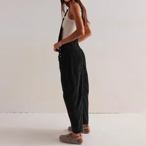 Vista lateral trasera del peto de pana negra para mujer con un diseño de corte holgado