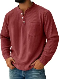 Dettaglio della trama a costine bordeaux della maglia Henley a maniche lunghe da uomo
