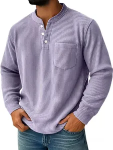 Dettaglio di una camicia Henley a maniche lunghe in velluto a coste lavanda con tre bottoni