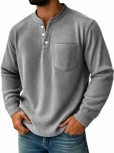 Dettaglio della camicia Henley in velluto grigio con tre bottoni e taschino sul petto