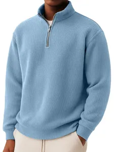 Détail d'un t-shirt à manches longues en maille gaufrée bleue pour homme avec zip
