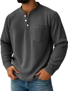 Primo piano di una maglia Henley da uomo in velluto a coste grigio a maniche lunghe