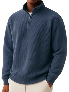 Gros plan d'un pull pour hommes en maille gaufrée bleu marine avec demi-fermeture