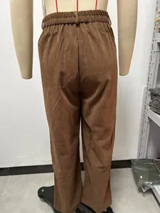 Detail van de achterkant van een bruine corduroy broek met hoge taille en rechte pijpen