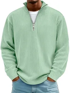Nahaufnahme des mintgrünen Herren-Poloshirts aus Kordsamt mit Viertel-Reißverschluss