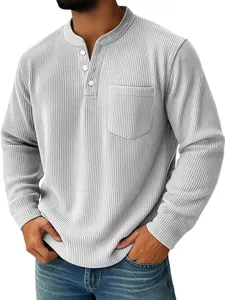 Dettaglio della maglia Henley da uomo in velluto a coste grigio con taschino frontale