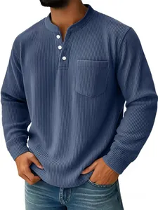 Dettaglio macro della maglia Henley da uomo in velluto a coste blu con tre bottoni bianchi